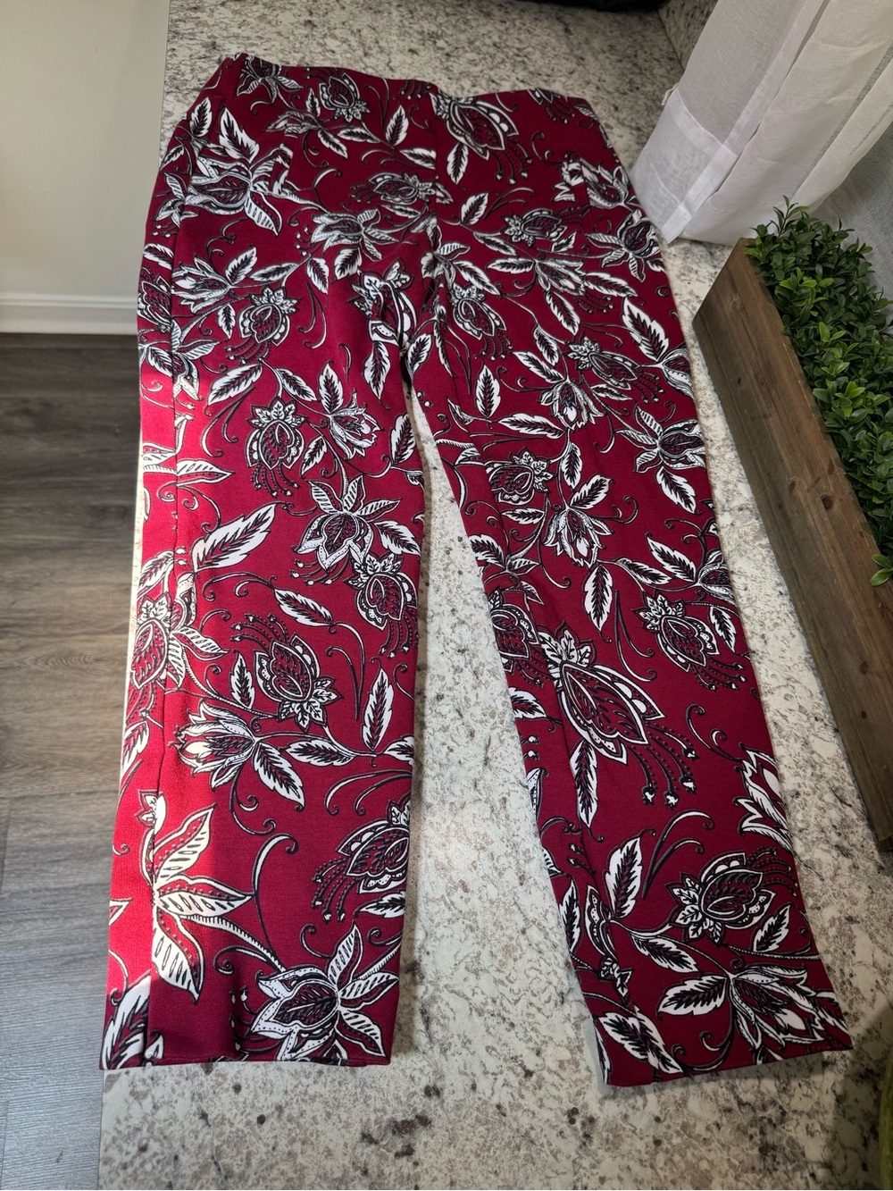 Chicos Size 1.5 Large women’s Burgundy Stretchy Capri Pants with Paisley Pattern